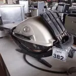 LOTE 382 - 01 CHURRASQUEIRA A GÁS MARCA WEPER. (NO ESTADO) ATENÇÃO! FAZER A VISITAÇÃO ANTES DE ARREMATAR, NÃO SABEMOS SE FUNCIONA. LEILÃO NÃO TEM GARANTIA E NEM DEVOLUÇÃO, SUJEITO A POSSÍVEIS AVARIAS VISÍVEIS/OCULTAS E/OU AUSÊNCIA DE COMPONENTES.