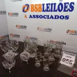 LOTE 056 - 02 BOMBONIERES DE VIDRO SENDO 01 SEM TAMPA,TAÇAS E COPOS DE VIDRO DIVERSOS. (NO ESTADO) ATENÇÃO! FAZER A VISITAÇÃO ANTES DE ARREMATAR, NÃO SABEMOS SE FUNCIONA. LEILÃO NÃO TEM GARANTIA E NEM DEVOLUÇÃO, SUJEITO A POSSÍVEIS AVARIAS VISÍVEIS/OCULTAS E/OU AUSÊNCIA DE COMPONENTES.