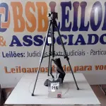 LOTE 016 - 01 TRIPÉ P/CÂMERA MARCA TOMATE(NOVO). (NO ESTADO) ATENÇÃO! FAZER A VISITAÇÃO ANTES DE ARREMATAR, NÃO SABEMOS SE FUNCIONA. LEILÃO NÃO TEM GARANTIA E NEM DEVOLUÇÃO, SUJEITO A POSSÍVEIS AVARIAS VISÍVEIS/OCULTAS E/OU AUSÊNCIA DE COMPONENTES.