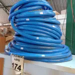 LOTE 174 - 01 ROLO DE MANGUEIRA NA COR AZUL. (NO ESTADO) ATENÇÃO! FAZER A VISITAÇÃO ANTES DE ARREMATAR, NÃO SABEMOS SE FUNCIONA. LEILÃO NÃO TEM GARANTIA E NEM DEVOLUÇÃO, SUJEITO A POSSÍVEIS AVARIAS VISÍVEIS/OCULTAS E/OU AUSÊNCIA DE COMPONENTES.