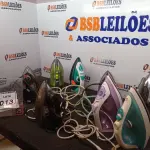 LOTE 013 - 08 FERROS DE PASSAR SENDO UM A VAPOR. (NO ESTADO) ATENÇÃO! FAZER A VISITAÇÃO ANTES DE ARREMATAR, NÃO SABEMOS SE FUNCIONA. LEILÃO NÃO TEM GARANTIA E NEM DEVOLUÇÃO, SUJEITO A POSSÍVEIS AVARIAS VISÍVEIS/OCULTAS E/OU AUSÊNCIA DE COMPONENTES.