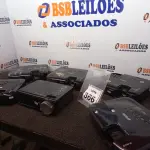 LOTE 366 - 06 PROJETORES MARCA EPSON P/RETIRADA DE PEÇAS. (NO ESTADO) ATENÇÃO! FAZER A VISITAÇÃO ANTES DE ARREMATAR, NÃO SABEMOS SE FUNCIONA. LEILÃO NÃO TEM GARANTIA E NEM DEVOLUÇÃO, SUJEITO A POSSÍVEIS AVARIAS VISÍVEIS/OCULTAS E/OU AUSÊNCIA DE COMPONENTES.