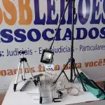 LOTE 133 - 02 TRIPÉS E 01 ANTENA DIGITAL. (NO ESTADO) ATENÇÃO! FAZER A VISITAÇÃO ANTES DE ARREMATAR, NÃO SABEMOS SE FUNCIONA. LEILÃO NÃO TEM GARANTIA E NEM DEVOLUÇÃO, SUJEITO A POSSÍVEIS AVARIAS VISÍVEIS/OCULTAS E/OU AUSÊNCIA DE COMPONENTES.