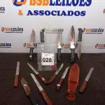 LOTE 028 - 01 LOTE C/APROXIMADAMENTE 12 FACAS MARCAS E MODELOS DIVERSOS. (NO ESTADO) ATENÇÃO! FAZER A VISITAÇÃO ANTES DE ARREMATAR, NÃO SABEMOS SE FUNCIONA. LEILÃO NÃO TEM GARANTIA E NEM DEVOLUÇÃO, SUJEITO A POSSÍVEIS AVARIAS VISÍVEIS/OCULTAS E/OU AUSÊNCIA DE COMPONENTES.