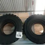 LOTE 178 - 02 PNEUS P/EMPILHADEIRA 6,50 ARO 10. (NO ESTADO) ATENÇÃO! FAZER A VISITAÇÃO ANTES DE ARREMATAR, NÃO SABEMOS SE FUNCIONA. LEILÃO NÃO TEM GARANTIA E NEM DEVOLUÇÃO, SUJEITO A POSSÍVEIS AVARIAS VISÍVEIS/OCULTAS E/OU AUSÊNCIA DE COMPONENTES.
