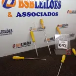 LOTE 042 - 06 CHAVES PHILIPS TAMANHOS DIVERSOS. (NO ESTADO) ATENÇÃO! FAZER A VISITAÇÃO ANTES DE ARREMATAR, NÃO SABEMOS SE FUNCIONA. LEILÃO NÃO TEM GARANTIA E NEM DEVOLUÇÃO, SUJEITO A POSSÍVEIS AVARIAS VISÍVEIS/OCULTAS E/OU AUSÊNCIA DE COMPONENTES.