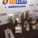 LOTE 009 - 06 DESEMPENADEIRAS LISAS, 02 DESEMPENADEIRAS DENTADAS E 02 LINHAS DE PEDREIRO. (NO ESTADO) ATENÇÃO! FAZER A VISITAÇÃO ANTES DE ARREMATAR, NÃO SABEMOS SE FUNCIONA. LEILÃO NÃO TEM GARANTIA E NEM DEVOLUÇÃO, SUJEITO A POSSÍVEIS AVARIAS VISÍVEIS/OCULTAS E/OU AUSÊNCIA DE COMPONENTES.