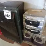 LOTE 162 - 01 CAIXA DE SOM PASSIVA C/AUTOFALANTE JBL. E 01 MICROSSYSTEM MARCA GRADIENTE.  (NO ESTADO) ATENÇÃO! FAZER A VISITAÇÃO ANTES DE ARREMATAR, NÃO SABEMOS SE FUNCIONA. LEILÃO NÃO TEM GARANTIA E NEM DEVOLUÇÃO, SUJEITO A POSSÍVEIS AVARIAS VISÍVEIS/OCULTAS E/OU AUSÊNCIA DE COMPONENTES.