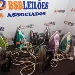 LOTE 013 - 08 FERROS DE PASSAR SENDO UM A VAPOR. (NO ESTADO) ATENÇÃO! FAZER A VISITAÇÃO ANTES DE ARREMATAR, NÃO SABEMOS SE FUNCIONA. LEILÃO NÃO TEM GARANTIA E NEM DEVOLUÇÃO, SUJEITO A POSSÍVEIS AVARIAS VISÍVEIS/OCULTAS E/OU AUSÊNCIA DE COMPONENTES.