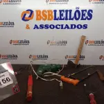 LOTE 156 - 01 MACHADINHA CABO DE MADEIRA, 02 GAFOS P/JARDINAGEM, 01 FURADEIRA E MATERIAIS DIVERSOS. (NO ESTADO) ATENÇÃO! FAZER A VISITAÇÃO ANTES DE ARREMATAR, NÃO SABEMOS SE FUNCIONA. LEILÃO NÃO TEM GARANTIA E NEM DEVOLUÇÃO, SUJEITO A POSSÍVEIS AVARIAS VISÍVEIS/OCULTAS E/OU AUSÊNCIA DE COMPONENTES.