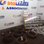 LOTE 114 - 08 ROLOS DE ARAME 01 MOSTRUÁRIO P/BROCAS E 01 CORRENTE 3METROS. (NO ESTADO) ATENÇÃO! FAZER A VISITAÇÃO ANTES DE ARREMATAR, NÃO SABEMOS SE FUNCIONA. LEILÃO NÃO TEM GARANTIA E NEM DEVOLUÇÃO, SUJEITO A POSSÍVEIS AVARIAS VISÍVEIS/OCULTAS E/OU AUSÊNCIA DE COMPONENTES.