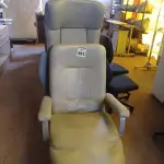 LOTE 391 - 02 POLTRONAS SENDO UMA INCOMPLETA. (NO ESTADO) ATENÇÃO! FAZER A VISITAÇÃO ANTES DE ARREMATAR, NÃO SABEMOS SE FUNCIONA. LEILÃO NÃO TEM GARANTIA E NEM DEVOLUÇÃO, SUJEITO A POSSÍVEIS AVARIAS VISÍVEIS/OCULTAS E/OU AUSÊNCIA DE COMPONENTES.