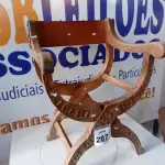 LOTE 287 - 01 CADEIRA EM MADEIRA ANTIGA. (NO ESTADO) ATENÇÃO! FAZER A VISITAÇÃO ANTES DE ARREMATAR, NÃO SABEMOS SE FUNCIONA. LEILÃO NÃO TEM GARANTIA E NEM DEVOLUÇÃO, SUJEITO A POSSÍVEIS AVARIAS VISÍVEIS/OCULTAS E/OU AUSÊNCIA DE COMPONENTES.