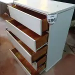 LOTE 286 - 01 CÔMODA NA COR BRANCA 05 GAVETAS. (NO ESTADO) ATENÇÃO! FAZER A VISITAÇÃO ANTES DE ARREMATAR, NÃO SABEMOS SE FUNCIONA. LEILÃO NÃO TEM GARANTIA E NEM DEVOLUÇÃO, SUJEITO A POSSÍVEIS AVARIAS VISÍVEIS/OCULTAS E/OU AUSÊNCIA DE COMPONENTES.