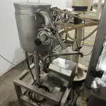 LOTE 001 - 01 FÁBRICA DE BEBIDAS COMPLETA, PRONTA PARA A OPERAÇÃO. OS EQUIPAMENTOS SERVEM PARA ENVASE DE LÍQUIDOS E PODEM SER USADOS PARA SUCO, ÁGUA MINERAL, CHÁ, KOMBUCHA, CERVEJA, VINHO, LEITE E IOGURTE. TODOS OS EQUIPAMENTOS QUE ENTRAM EM CONTATO COM A BEBIDA SEGUEM AS NORMAS EXIGIDAS PELO MINISTÉRIO DA AGRICULTURA (DE INOX OU OUTRO MATERIAL INERTE, FACILMENTE LAVÁVEIS E DESMONTÁVEIS). SÃO MODERNOS E DE ALTÍSSIMA QUALIDADE. A ENVASADORA CAVALARI POSSUI CAPACIDADE PARA PRODUZIR 4400 GARRAFAS POR HORA, JÁ FECHADAS, E É DE FÁCIL OPERAÇÃO, SENDO NECESSÁRIO SOMENTE 2 FUNCIONÁRIOS PARA OPERÁ-LA (UM NA ENTRADA DAS GARRAFAS E OUTRO NA SAÍDA), SEM QUE TENHAM CONTATO COM O LÍQUIDO ENVASADO, AUMENTANDO A SEGURANÇA SANITÁRIA. A CÂMARA FRIA POSSUI SISTEMA ONLINE ONDE É POSSÍVEL VERIFICAR A TEMPERATURA DA MESMA POR APLICATIVO NO CELULAR. TODOS OS EQUIPAMENTOS FUNCIONAM PERFEITAMENTE E SUA MANUTENÇÃO ERA FREQUENTE, O ÓLEO DOS COMPRESSORES SEMPRE FOI TROCADO NA DATA CERTA, E TODOS OS EQUIPAMENTOS SEMPRE FICARAM PROTEGIDOS DENTRO DA FÁBRICA. IDEAL PARA QUEM QUER COMEÇAR UM NEGÓCIO NA ÁREA DE BEBIDAS OU LATICÍNIOS, OU QUER AMPLIAR O SEU NEGÓCIO E DEIXAR A PRODUÇÃO MAIS SEGURA E EFICIENTE.(NO ESTADO)