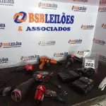 LOTE 282 - 01 LOTE C/VÁRIOS SECADORES DE CABELO, 01 MASSAGEADOR E 03 RÁDIOS RELÓGIOS MARCAS E MODELOS DIVERSOS. (NO ESTADO) ATENÇÃO! FAZER A VISITAÇÃO ANTES DE ARREMATAR, NÃO SABEMOS SE FUNCIONA. LEILÃO NÃO TEM GARANTIA E NEM DEVOLUÇÃO, SUJEITO A POSSÍVEIS AVARIAS VISÍVEIS/OCULTAS E/OU AUSÊNCIA DE COMPONENTES.