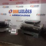 LOTE 359 - 01 VÍDEO CASSETE E VÁRIOS APARELHOS DE DVD MARCAS E MODELOS DIVERSOS. (NO ESTADO) ATENÇÃO! FAZER A VISITAÇÃO ANTES DE ARREMATAR, NÃO SABEMOS SE FUNCIONA. LEILÃO NÃO TEM GARANTIA E NEM DEVOLUÇÃO, SUJEITO A POSSÍVEIS AVARIAS VISÍVEIS/OCULTAS E/OU AUSÊNCIA DE COMPONENTES.
