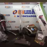 LOTE 200 - 02 ASPIRADORES DE PÓ MARCAS E MODELOS DIVERSOS. (NO ESTADO) ATENÇÃO! FAZER A VISITAÇÃO ANTES DE ARREMATAR, NÃO SABEMOS SE FUNCIONA. LEILÃO NÃO TEM GARANTIA E NEM DEVOLUÇÃO, SUJEITO A POSSÍVEIS AVARIAS VISÍVEIS/OCULTAS E/OU AUSÊNCIA DE COMPONENTES.