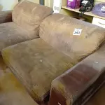 LOTE 343 - 01 SOFÁ RECLINÁVEL DE DOIS LUGARES CORINHO NA COR MARROM. (NO ESTADO) ATENÇÃO! FAZER A VISITAÇÃO ANTES DE ARREMATAR, NÃO SABEMOS SE FUNCIONA. LEILÃO NÃO TEM GARANTIA E NEM DEVOLUÇÃO, SUJEITO A POSSÍVEIS AVARIAS VISÍVEIS/OCULTAS E/OU AUSÊNCIA DE COMPONENTES.