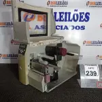 LOTE 239 - 01 IMPRESSORA DE ETIQUETAS TÉRMICA MARCA ZEBRA. (NO ESTADO) ATENÇÃO! FAZER A VISITAÇÃO ANTES DE ARREMATAR, NÃO SABEMOS SE FUNCIONA. LEILÃO NÃO TEM GARANTIA E NEM DEVOLUÇÃO, SUJEITO A POSSÍVEIS AVARIAS VISÍVEIS/OCULTAS E/OU AUSÊNCIA DE COMPONENTES.