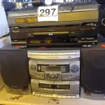 LOTE 297 - 01 APARELHO DE SOM MARCA SHARK, 01 TOCA CD’S MARCA PIONEER C/CONTROLE E 01 TOCA DISCOS MARCA GRADIENTE. (NO ESTADO) ATENÇÃO! FAZER A VISITAÇÃO ANTES DE ARREMATAR, NÃO SABEMOS SE FUNCIONA. LEILÃO NÃO TEM GARANTIA E NEM DEVOLUÇÃO, SUJEITO A POSSÍVEIS AVARIAS VISÍVEIS/OCULTAS E/OU AUSÊNCIA DE COMPONENTES.