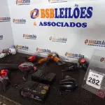 LOTE 282 - 01 LOTE C/VÁRIOS SECADORES DE CABELO, 01 MASSAGEADOR E 03 RÁDIOS RELÓGIOS MARCAS E MODELOS DIVERSOS. (NO ESTADO) ATENÇÃO! FAZER A VISITAÇÃO ANTES DE ARREMATAR, NÃO SABEMOS SE FUNCIONA. LEILÃO NÃO TEM GARANTIA E NEM DEVOLUÇÃO, SUJEITO A POSSÍVEIS AVARIAS VISÍVEIS/OCULTAS E/OU AUSÊNCIA DE COMPONENTES.