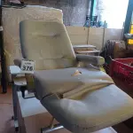 LOTE 376 - 01 POLTRONA. (NO ESTADO) ATENÇÃO! FAZER A VISITAÇÃO ANTES DE ARREMATAR, NÃO SABEMOS SE FUNCIONA. LEILÃO NÃO TEM GARANTIA E NEM DEVOLUÇÃO, SUJEITO A POSSÍVEIS AVARIAS VISÍVEIS/OCULTAS E/OU AUSÊNCIA DE COMPONENTES.