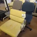 LOTE 441 - 03 CADEIRAS GIRATÓRIAS NA COR CINZA, AZUL ESCURO E CREME. (NO ESTADO) ATENÇÃO! FAZER A VISITAÇÃO ANTES DE ARREMATAR, NÃO SABEMOS SE FUNCIONA. LEILÃO NÃO TEM GARANTIA E NEM DEVOLUÇÃO, SUJEITO A POSSÍVEIS AVARIAS VISÍVEIS/OCULTAS E/OU AUSÊNCIA DE COMPONENTES.