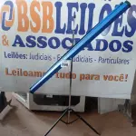 LOTE 398 - 01 TELA DE PROJEÇÃO. (NO ESTADO) ATENÇÃO! FAZER A VISITAÇÃO ANTES DE ARREMATAR, NÃO SABEMOS SE FUNCIONA. LEILÃO NÃO TEM GARANTIA E NEM DEVOLUÇÃO, SUJEITO A POSSÍVEIS AVARIAS VISÍVEIS/OCULTAS E/OU AUSÊNCIA DE COMPONENTES.