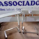 LOTE 214 - 02 MESAS P/REFEIÇÃO C/REGULADOR DE ALTURA. (NO ESTADO) ATENÇÃO! FAZER A VISITAÇÃO ANTES DE ARREMATAR, NÃO SABEMOS SE FUNCIONA. LEILÃO NÃO TEM GARANTIA E NEM DEVOLUÇÃO, SUJEITO A POSSÍVEIS AVARIAS VISÍVEIS/OCULTAS E/OU AUSÊNCIA DE COMPONENTES.