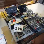 LOTE 295 - 02 CÂMERAS FOTOGRÁFICAS ANTIGAS MARCAS PANASONIC E JVC, VÁRIAS CALCULADORAS MARCAS E MODELOS DIVERSOS E 01 TERMÔMETRO ANTIGO. (NO ESTADO) ATENÇÃO! FAZER A VISITAÇÃO ANTES DE ARREMATAR, NÃO SABEMOS SE FUNCIONA. LEILÃO NÃO TEM GARANTIA E NEM DEVOLUÇÃO, SUJEITO A POSSÍVEIS AVARIAS VISÍVEIS/OCULTAS E/OU AUSÊNCIA DE COMPONENTES.