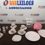 LOTE 469 - 01 JOGO DE 05 XICARAS COM PIRES, 01 KIT DE SAQUÊ, 01 PRATO E UM COFRE NA COR ROSA.  (NO ESTADO) ATENÇÃO! FAZER A VISITAÇÃO ANTES DE ARREMATAR, NÃO SABEMOS SE FUNCIONA. LEILÃO NÃO TEM GARANTIA E NEM DEVOLUÇÃO, SUJEITO A POSSÍVEIS AVARIAS VISÍVEIS/OCULTAS E/OU AUSÊNCIA DE COMPONENTES.