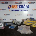 LOTE 249 - 01 LOTE C/VÁRIAS CAPAS P/CHUVA E LUVAS. (NO ESTADO) ATENÇÃO! FAZER A VISITAÇÃO ANTES DE ARREMATAR, NÃO SABEMOS SE FUNCIONA. LEILÃO NÃO TEM GARANTIA E NEM DEVOLUÇÃO, SUJEITO A POSSÍVEIS AVARIAS VISÍVEIS/OCULTAS E/OU AUSÊNCIA DE COMPONENTES.