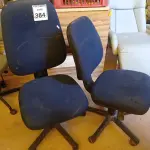 LOTE 384 - 02 CADEIRAS P/ESCRITÓRIO GIRATÓRIAS. (NO ESTADO) ATENÇÃO! FAZER A VISITAÇÃO ANTES DE ARREMATAR, NÃO SABEMOS SE FUNCIONA. LEILÃO NÃO TEM GARANTIA E NEM DEVOLUÇÃO, SUJEITO A POSSÍVEIS AVARIAS VISÍVEIS/OCULTAS E/OU AUSÊNCIA DE COMPONENTES.
