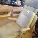 LOTE 391 - 02 POLTRONAS SENDO UMA INCOMPLETA. (NO ESTADO) ATENÇÃO! FAZER A VISITAÇÃO ANTES DE ARREMATAR, NÃO SABEMOS SE FUNCIONA. LEILÃO NÃO TEM GARANTIA E NEM DEVOLUÇÃO, SUJEITO A POSSÍVEIS AVARIAS VISÍVEIS/OCULTAS E/OU AUSÊNCIA DE COMPONENTES.
