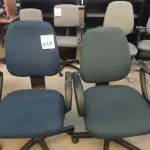 LOTE 418 - 02 CADEIRAS GIRATÓRIAS EM TECIDO NA COR AZUL. (NO ESTADO) ATENÇÃO! FAZER A VISITAÇÃO ANTES DE ARREMATAR, NÃO SABEMOS SE FUNCIONA. LEILÃO NÃO TEM GARANTIA E NEM DEVOLUÇÃO, SUJEITO A POSSÍVEIS AVARIAS VISÍVEIS/OCULTAS E/OU AUSÊNCIA DE COMPONENTES.