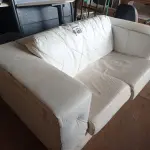 LOTE 483 - 01 SOFÁ DE DOIS LUGARES DE COURO NA COR BRANCA. (NO ESTADO) ATENÇÃO! FAZER A VISITAÇÃO ANTES DE ARREMATAR, NÃO SABEMOS SE FUNCIONA. LEILÃO NÃO TEM GARANTIA E NEM DEVOLUÇÃO, SUJEITO A POSSÍVEIS AVARIAS VISÍVEIS/OCULTAS E/OU AUSÊNCIA DE COMPONENTES.