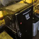 LOTE 443 - 01 GELADEIRA NA COR PRETA. (NO ESTADO) ATENÇÃO! FAZER A VISITAÇÃO ANTES DE ARREMATAR, NÃO SABEMOS SE FUNCIONA. LEILÃO NÃO TEM GARANTIA E NEM DEVOLUÇÃO, SUJEITO A POSSÍVEIS AVARIAS VISÍVEIS/OCULTAS E/OU AUSÊNCIA DE COMPONENTES.