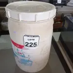 LOTE 225 - 01 TAMBOR COM PASTILHAS DE CLORO. (NO ESTADO) ATENÇÃO! FAZER A VISITAÇÃO ANTES DE ARREMATAR, NÃO SABEMOS SE FUNCIONA. LEILÃO NÃO TEM GARANTIA E NEM DEVOLUÇÃO, SUJEITO A POSSÍVEIS AVARIAS VISÍVEIS/OCULTAS E/OU AUSÊNCIA DE COMPONENTES.