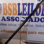 LOTE 341 - 01 TELA DE PROJEÇÃO MARCA VISOGRAF. (NO ESTADO) ATENÇÃO! FAZER A VISITAÇÃO ANTES DE ARREMATAR, NÃO SABEMOS SE FUNCIONA. LEILÃO NÃO TEM GARANTIA E NEM DEVOLUÇÃO, SUJEITO A POSSÍVEIS AVARIAS VISÍVEIS/OCULTAS E/OU AUSÊNCIA DE COMPONENTES.