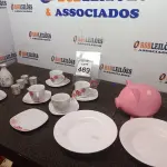 LOTE 469 - 01 JOGO DE 05 XICARAS COM PIRES, 01 KIT DE SAQUÊ, 01 PRATO E UM COFRE NA COR ROSA.  (NO ESTADO) ATENÇÃO! FAZER A VISITAÇÃO ANTES DE ARREMATAR, NÃO SABEMOS SE FUNCIONA. LEILÃO NÃO TEM GARANTIA E NEM DEVOLUÇÃO, SUJEITO A POSSÍVEIS AVARIAS VISÍVEIS/OCULTAS E/OU AUSÊNCIA DE COMPONENTES.