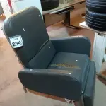 LOTE 284 - 01 CADEIRA DE DESCANSO. (NO ESTADO) ATENÇÃO! FAZER A VISITAÇÃO ANTES DE ARREMATAR, NÃO SABEMOS SE FUNCIONA. LEILÃO NÃO TEM GARANTIA E NEM DEVOLUÇÃO, SUJEITO A POSSÍVEIS AVARIAS VISÍVEIS/OCULTAS E/OU AUSÊNCIA DE COMPONENTES.