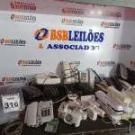 LOTE 316 - 01 LOTE C/VÁRIOS APARELHOS TELEFÔNICOS, LUMINÁRIAS DE EMERGÊNCIA E MATERIAIS DIVERSOS. (NO ESTADO) ATENÇÃO! FAZER A VISITAÇÃO ANTES DE ARREMATAR, NÃO SABEMOS SE FUNCIONA. LEILÃO NÃO TEM GARANTIA E NEM DEVOLUÇÃO, SUJEITO A POSSÍVEIS AVARIAS VISÍVEIS/OCULTAS E/OU AUSÊNCIA DE COMPONENTES.