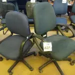LOTE 431 - 02 CADEIRAS GIRATÓRIAS EM TECIDO NA COR AZUL. (NO ESTADO) ATENÇÃO! FAZER A VISITAÇÃO ANTES DE ARREMATAR, NÃO SABEMOS SE FUNCIONA. LEILÃO NÃO TEM GARANTIA E NEM DEVOLUÇÃO, SUJEITO A POSSÍVEIS AVARIAS VISÍVEIS/OCULTAS E/OU AUSÊNCIA DE COMPONENTES.