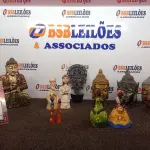 LOTE 208 - 01 LOTE C/VÁRIOS ENFEITES, IMAGENS E PEQUENAS ESTÁTUAS DIVERSAS. (NO ESTADO) ATENÇÃO! FAZER A VISITAÇÃO ANTES DE ARREMATAR, NÃO SABEMOS SE FUNCIONA. LEILÃO NÃO TEM GARANTIA E NEM DEVOLUÇÃO, SUJEITO A POSSÍVEIS AVARIAS VISÍVEIS/OCULTAS E/OU AUSÊNCIA DE COMPONENTES.