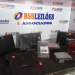 LOTE 308 - 02 APARELHOS DE SOM AUTOMOTIVOS MARCAS E MODELOS DIVERSOS SENDO UM TOCA-FITAS, 01 CAIXA DE SOM E MATERIAIS DIVERSOS. (NO ESTADO) ATENÇÃO! FAZER A VISITAÇÃO ANTES DE ARREMATAR, NÃO SABEMOS SE FUNCIONA. LEILÃO NÃO TEM GARANTIA E NEM DEVOLUÇÃO, SUJEITO A POSSÍVEIS AVARIAS VISÍVEIS/OCULTAS E/OU AUSÊNCIA DE COMPONENTES.