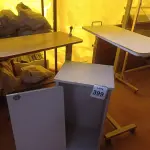 LOTE 399 - 02 MESAS P/REFEIÇÃO C/REGULADOR DE ALTURA E 01 ARMÁRIO EM MADEIRA. (NO ESTADO) ATENÇÃO! FAZER A VISITAÇÃO ANTES DE ARREMATAR, NÃO SABEMOS SE FUNCIONA. LEILÃO NÃO TEM GARANTIA E NEM DEVOLUÇÃO, SUJEITO A POSSÍVEIS AVARIAS VISÍVEIS/OCULTAS E/OU AUSÊNCIA DE COMPONENTES.