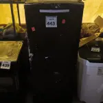 LOTE 443 - 01 GELADEIRA NA COR PRETA. (NO ESTADO) ATENÇÃO! FAZER A VISITAÇÃO ANTES DE ARREMATAR, NÃO SABEMOS SE FUNCIONA. LEILÃO NÃO TEM GARANTIA E NEM DEVOLUÇÃO, SUJEITO A POSSÍVEIS AVARIAS VISÍVEIS/OCULTAS E/OU AUSÊNCIA DE COMPONENTES.