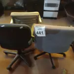 LOTE 441 - 03 CADEIRAS GIRATÓRIAS NA COR CINZA, AZUL ESCURO E CREME. (NO ESTADO) ATENÇÃO! FAZER A VISITAÇÃO ANTES DE ARREMATAR, NÃO SABEMOS SE FUNCIONA. LEILÃO NÃO TEM GARANTIA E NEM DEVOLUÇÃO, SUJEITO A POSSÍVEIS AVARIAS VISÍVEIS/OCULTAS E/OU AUSÊNCIA DE COMPONENTES.
