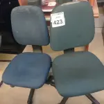 LOTE 423 - 02 CADEIRAS GIRATÓRIAS EM TECIDO NA COR AZUL. (NO ESTADO) ATENÇÃO! FAZER A VISITAÇÃO ANTES DE ARREMATAR, NÃO SABEMOS SE FUNCIONA. LEILÃO NÃO TEM GARANTIA E NEM DEVOLUÇÃO, SUJEITO A POSSÍVEIS AVARIAS VISÍVEIS/OCULTAS E/OU AUSÊNCIA DE COMPONENTES.